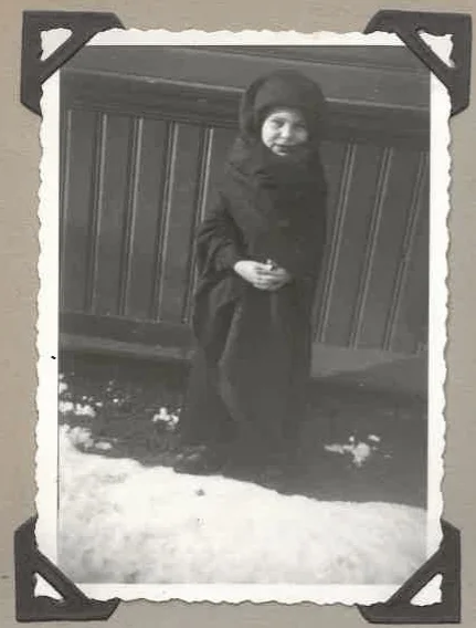 Валентина Аксенович, первая воспитанница приюта. Слева — версия фотографии, предоставленная автором проекта; справа — отпечаток из архивного альбома. Сходный снимок в мартовском журнале 1936 года подписан как фотография при прибытии 7 декабря 1935 года. Сам альбомный отпечаток не датирован. [37][89][114]